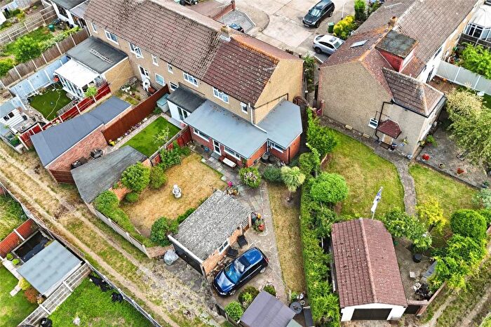 3 Bedroom End Of Terrace House For Sale In Peartree Gardens, Romford, RM7