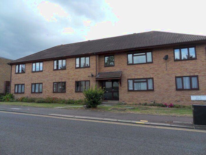 2 Bedroom Flat To Rent In Station Road - Leigh On Sea, SS9