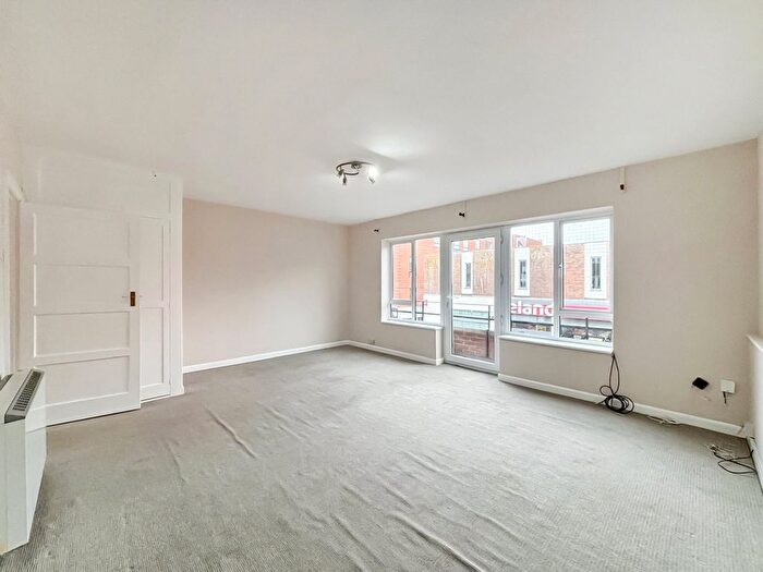 3 Bedroom Flat To Rent In Church Walk, Burgess Hill, West Sussex, RH15