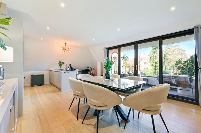 2 Bedroom Flat For Sale In The Drive, Coulsdon, CR5