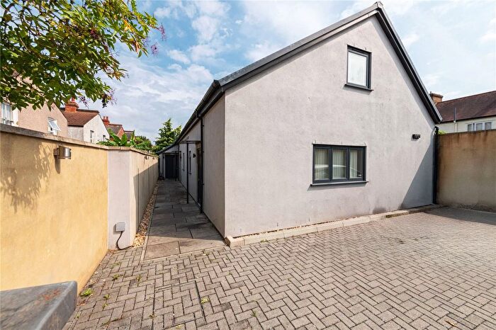 2 Bedroom Garage / Parking To Rent In Dafson Heights, CR4