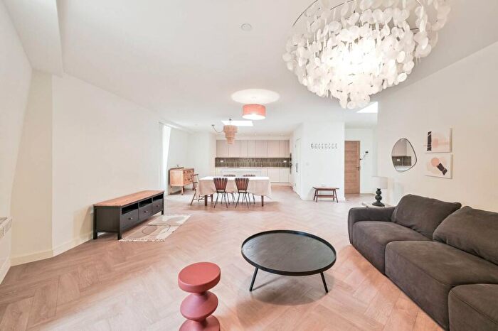 2 Bedroom Flat To Rent In Ballards Lane, Church End, London, N3