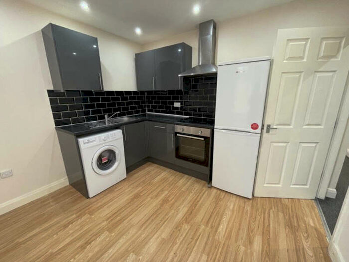 2 Bedroom Flat To Rent In Flat 1 Lascelles Street, Roundhay Road, Leeds, LS8