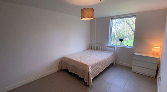 1 Bedroom Flat To Rent In St. Rule Street, London, SW8
