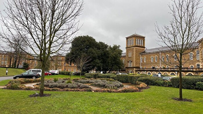3 Bedroom Flat To Rent In Royal Drive, London, N11