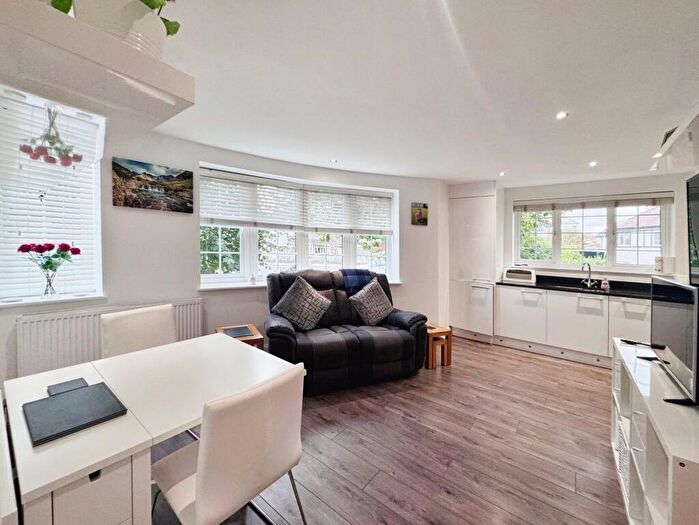 1 Bedroom Flat For Sale In Sunbury Gardens, Merillion Court, NW7