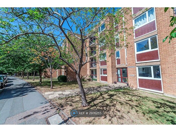 2 Bedroom Flat To Rent In Edenhurst Place, Sutton, SM2