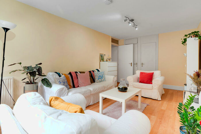 2 Bedroom House To Rent In Conistone Way, Islington, London, N7