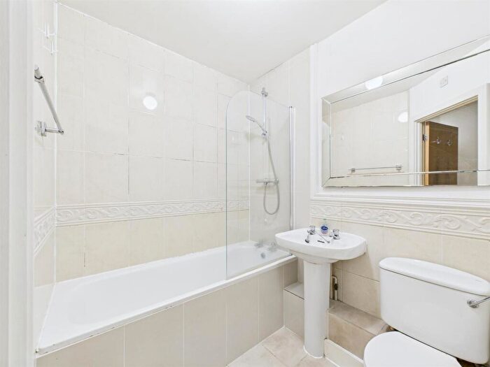 1 Bedroom Apartment For Sale In Bishops Court, Folgate Street, London, E1