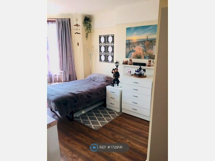 Studio To Rent In Grenoble Gardens, London, N13