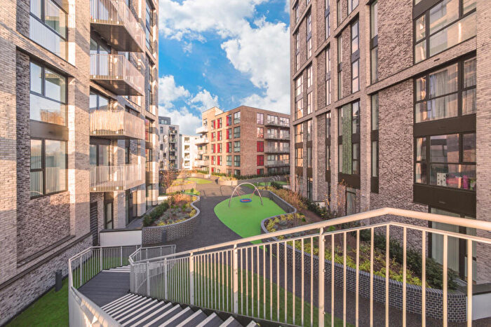 Flat To Rent In Emily Street, Canning Town, E16