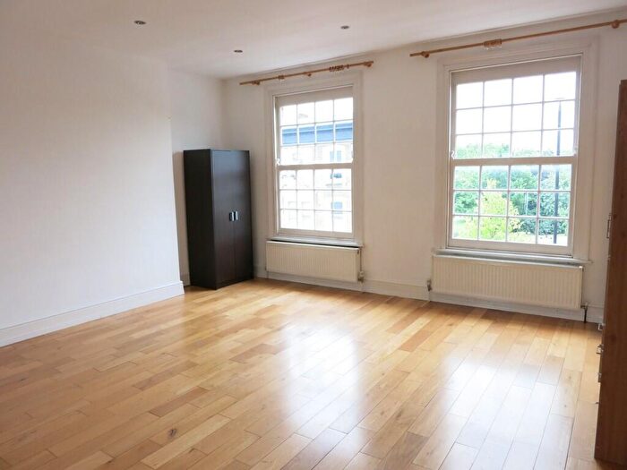 Flat To Rent In Holloway Road, N19