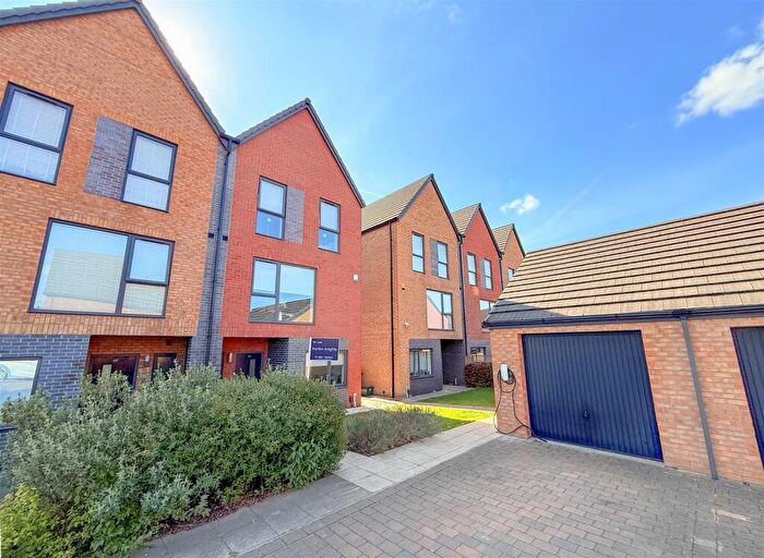 4 Bedroom Semi-Detached House For Sale In Winscar Road, Lakeside, Doncaster, DN4