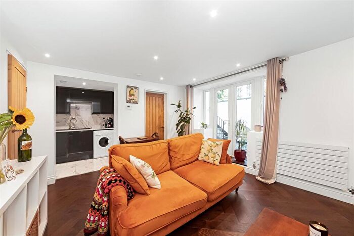 2 Bedroom Flat To Rent In Pepys Road, London, SE14