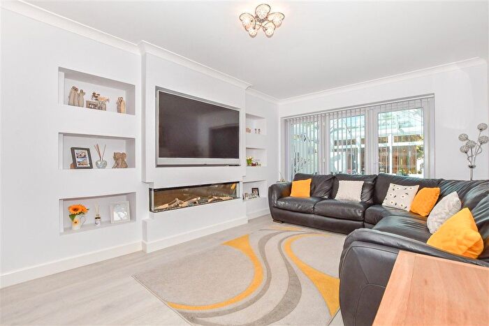 4 Bedroom Chalet For Sale In Rectory Lane South, Leybourne, West Malling, Kent, ME19