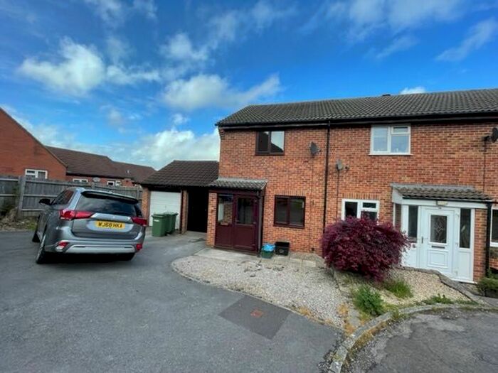 2 Bedroom End Of Terrace House To Rent In Blagrove Close, Street, BA16