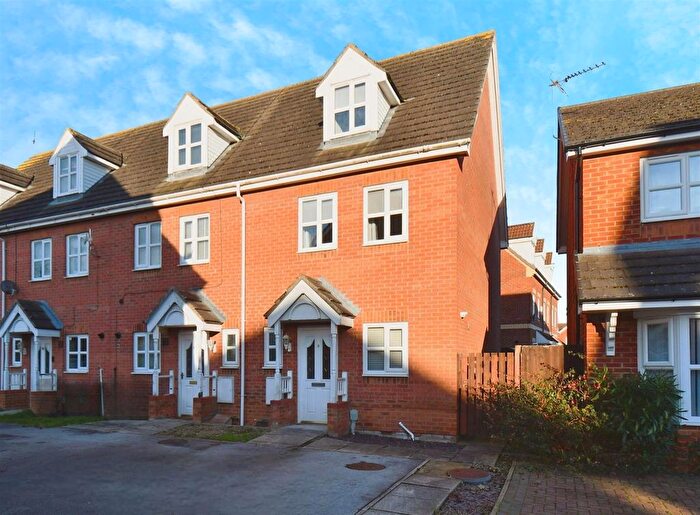 3 Bedroom Town House For Sale In Heatherwood Court, Bransholme, Hull, HU7