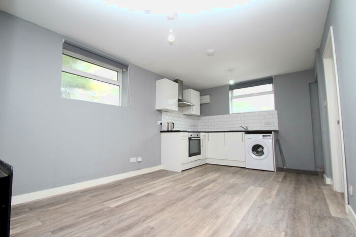 2 Bedroom Bungalow To Rent In Warrington Road, Croydon, CR0