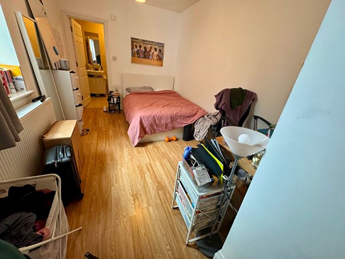 2 Bedroom Flat To Rent In The Vale, Acton, W3