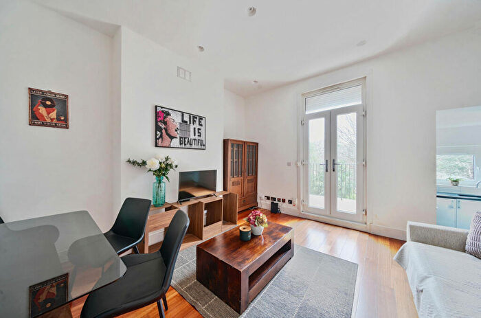 2 Bedroom Apartment For Sale In Tufnell Park Road, London, N7