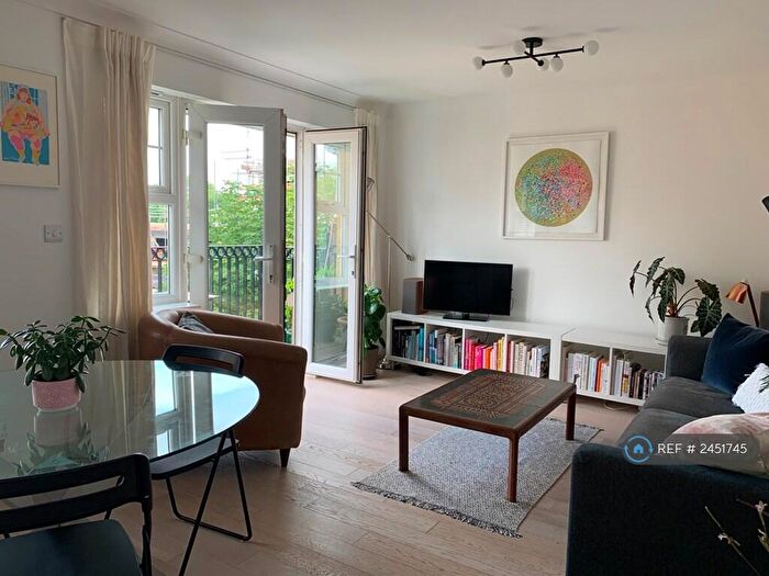 2 Bedroom Flat To Rent In Osier Crescent, London, N10