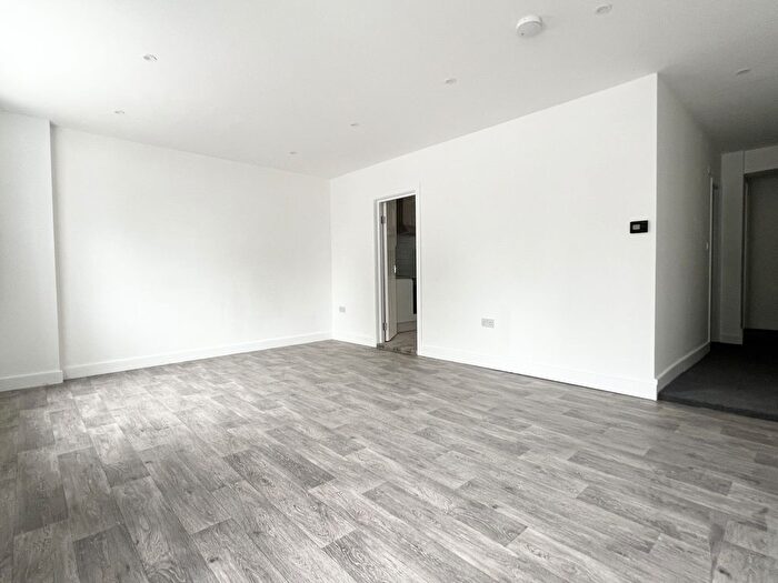 3 Bedroom Flat To Rent In Long Lane, London, N2