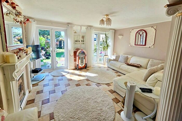 3 Bedroom End Terrace House For Sale In Brunel Close, Tilbury, RM18