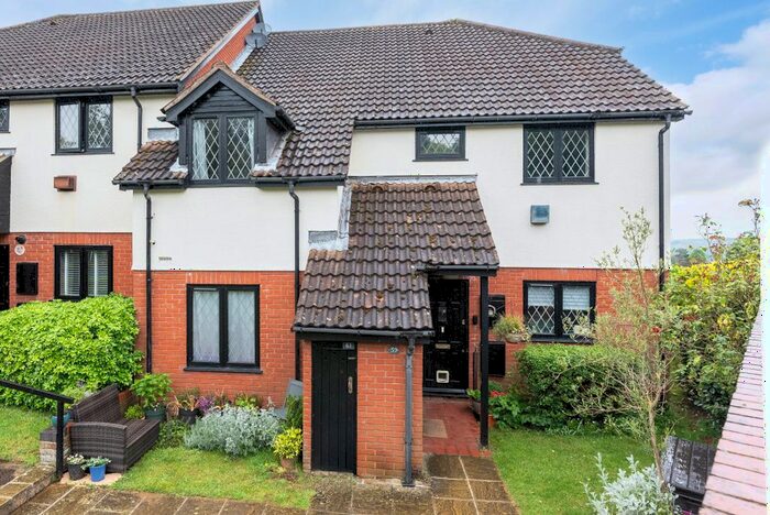 2 Bedroom Flat For Sale In Harrowlands Park, Dorking, RH4