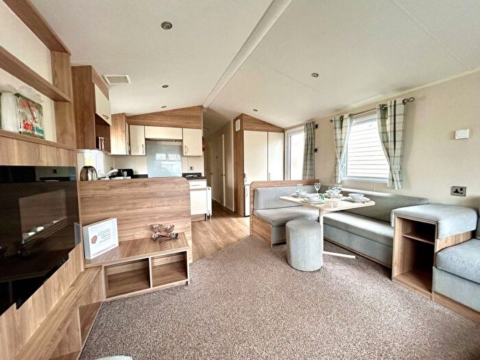 3 Bedroom Mobile/park Home For Sale In Southfield Lane, Tunstall, Hull, HU12