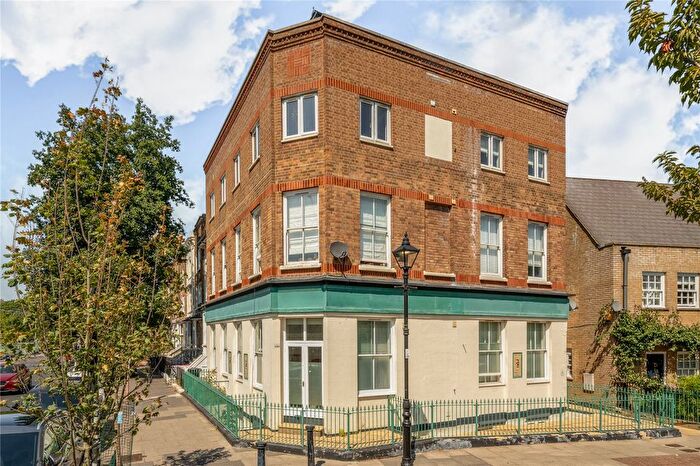2 Bedroom Flat For Sale In Grove Road, Bow, London, E3