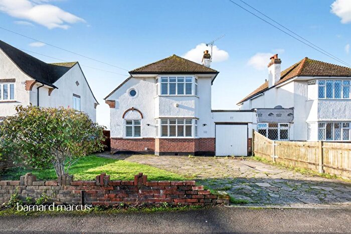 4 Bedroom Link Detached House For Sale In Merland Rise, Tadworth, KT20