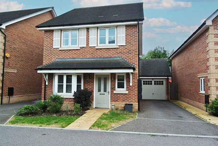 3 Bedroom Detached House For Sale In Boxwood Grove, West End, GU24