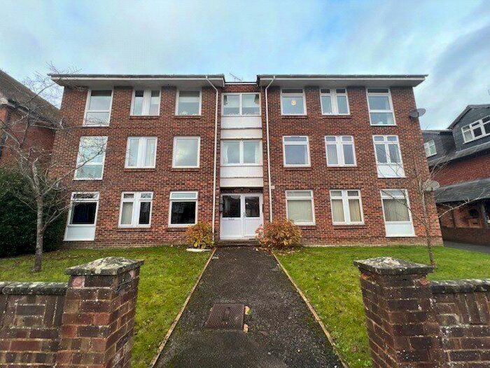 2 Bedroom Flat To Rent In Princes Court, Princes Crescent, Lyndhurst, Hampshire SO43