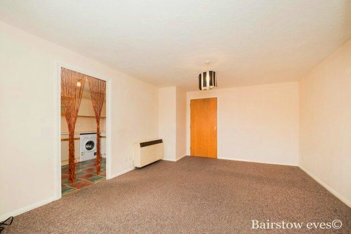 2 Bedroom Flat To Rent In Mimosa Close, Romford RM3