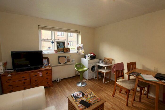 2 Bedroom Flat To Rent In Bath Road, Swindon, SN1