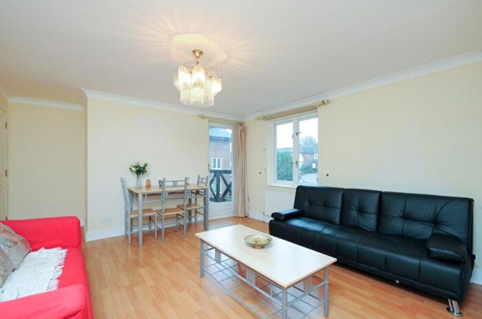 2 Bedroom Flat To Rent In Holden Road, Finchley, London, N12