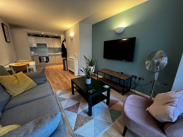 2 Bedroom Flat To Rent In Riverside Way, Leeds, West Yorkshire, Uk, LS1