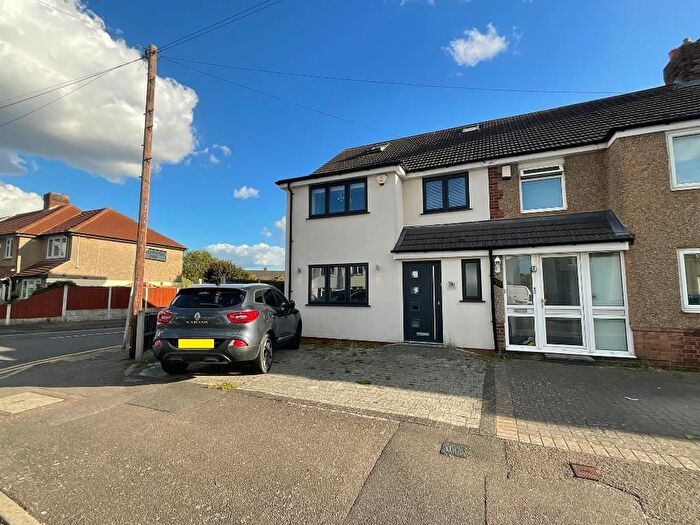 4 Bedroom End Of Terrace House For Sale In Elm Park, Hornchurch, RM12
