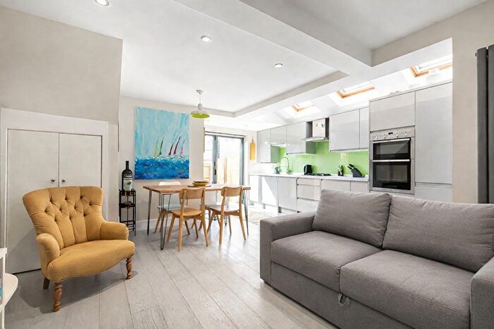 2 Bedroom Flat For Sale In Duntshill Road, Earlsfield, London, SW18