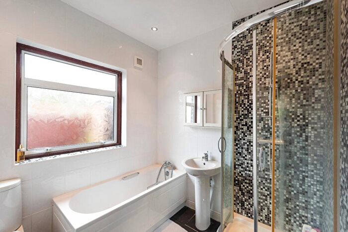 2 Bedroom Semi-Detached Bungalow For Sale In Stratton Close, Bexleyheath, DA7