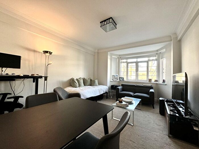 1 Bedroom Flat To Rent In Chatsworth Court, Pembroke Road, Earls Court, London, W8