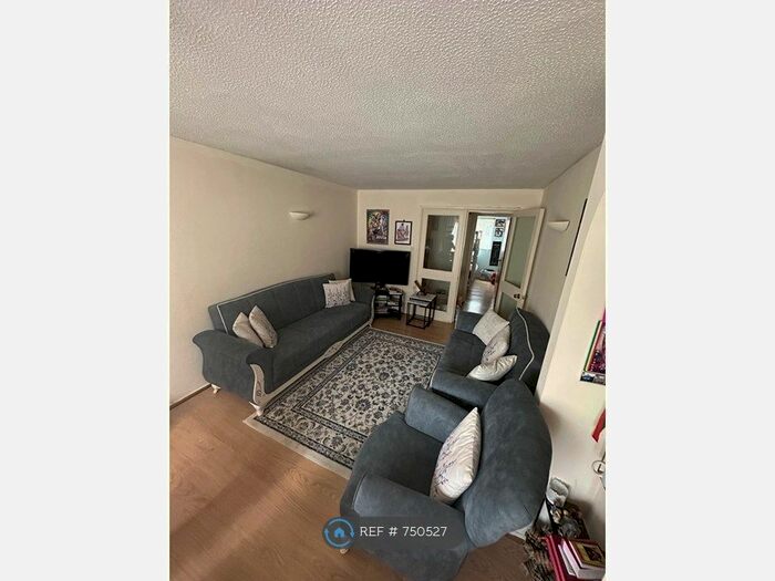 2 Bedroom Flat To Rent In Pycroft Way, London, N9