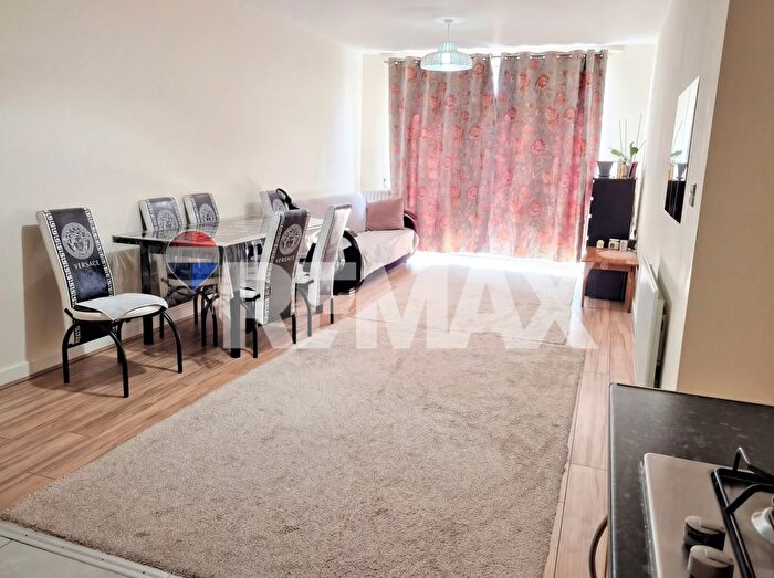 2 Bedroom Flat To Rent In Romford Road, London, E15