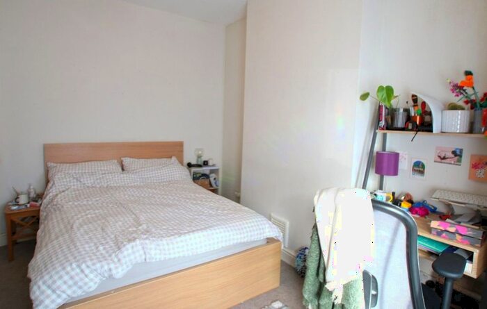 2 Bedroom Flat To Rent In West Gardens, London, SW17
