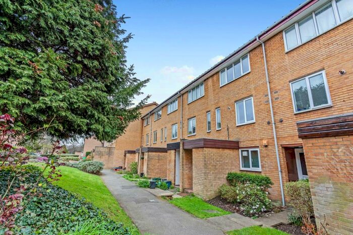 2 Bedroom Maisonette To Rent In Engadine Close, Croydon, CR0