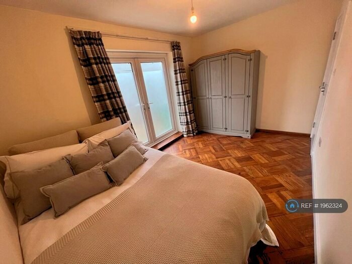 3 Bedroom Flat To Rent In High Street, Markyate, AL3