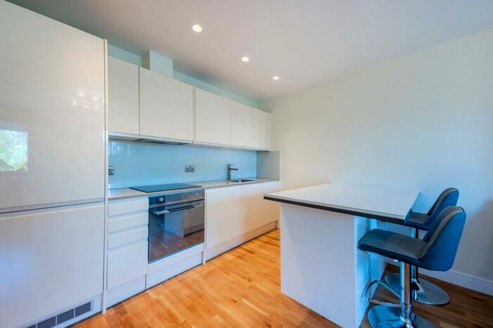 2 Bedroom Flat To Rent In High Street, Sutton, SM1