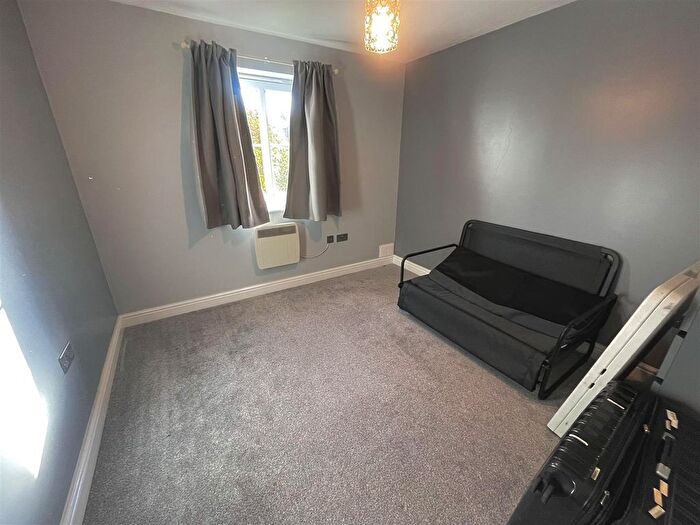 2 Bedroom Flat To Rent In Walsingham Close, Bedford, MK42