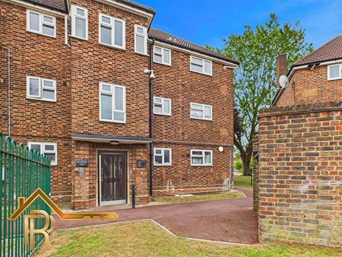 1 Bedroom Flat For Sale In Wallingford House Kingsbridge Road, Romford, Essex, RM3