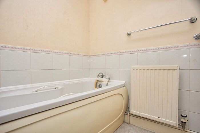 2 Bedroom Flat For Sale In Earls Avenue, Folkestone, CT20